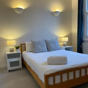 https://spacious-2-bedroom-ground-floor-apartment.cambridgehotelsuk.com