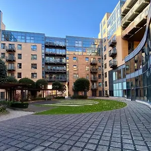 Large 2 Bed, 2 Bath, Free Parking & Wifi Sheffield