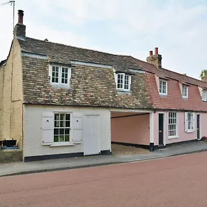 https://the-holts-charming-2-bed-cottage.cambridgehotelsuk.com